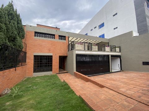 Sale House in Ciudad Jardín, one of the most exclusive sectors of the city of Cali, is a luxury area, combines elegant residential areas, with extensions of forests, wetland reserves, country clubs, near the main Colleges, Universities, Shops and Lux...