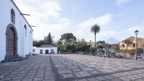 CASA TERRERA CANARIA À TACORONTE Dans la municipalité de Tacoronte, à seulement dix minutes de la ville de San Cristóbal de La Laguna et à quinze minutes de Santa Cruz de Tenerife, dans un environnement privilégié, entouré de paix, de tranquillité et...