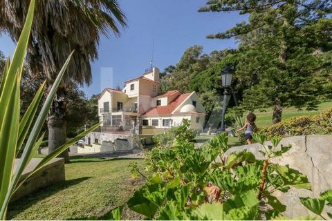 Diese Villa mit klassischem Design und 12 Zimmern und Swimmingpool befindet sich in der Gegend von Capuchos an der Costa de Caparica und bietet Ihnen eine einzigartige Gelegenheit, inmitten der Natur zu leben, 20 Minuten von Lissabon und 5 Minuten vo...