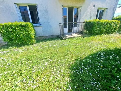 Appartement dans une résidence calme situé à Angoulême. L'appartement comprend une entrée, une cuisine ouverte donnant sur le salon, une chambre, une salle d'eau et un WC. A l'extérieur de la résidence se trouve un espace vert ainsi que des places de...