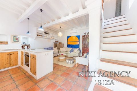 Adosado en el centro de Ibiza en Dalt Vila con todos los restaurantes y tiendas cercanas. La casa tiene una superficie construida de 142 m² distribuidos en 3 plantas + sótano. En la planta baja hay un pequeño patio y el salón-comedor con cocina abier...