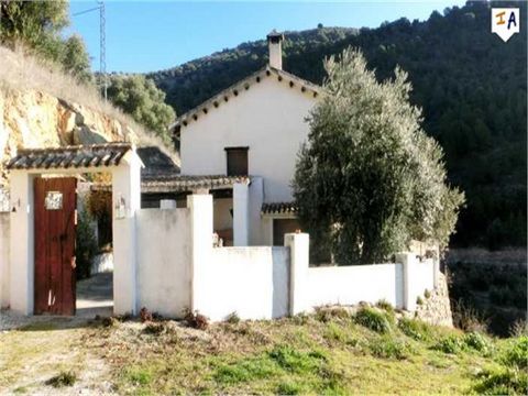 Gelegen dicht bij de populaire stad Montefrio in de provincie Granada in Andalusië, Spanje, biedt dit vrijstaande Cortijo-huis met 3 tot 4 slaapkamers een spectaculair uitzicht over het landschap en de bergen en wordt geleverd met een royale perceelg...