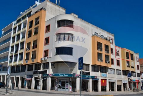 Description Apartment T2 I Centro do Cartaxo I Oportunidade Excelente apartment T2, in the Center of Cartaxo, inserted in one of the most emblematic buildings, and reference of this village. Located in the center, with all services, all kinds of comm...