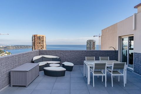 Beausoleil - Le Tenao. Toit Terrasse vue mer panoramique. Dans le quartier calme et résidentiel du Ténao, à 15 minutes de marche de Monaco, proche de toutes les commodités. Au dernier étage, 3 pièces d'une superficie de 88m2 disposant d'une magnifiqu...