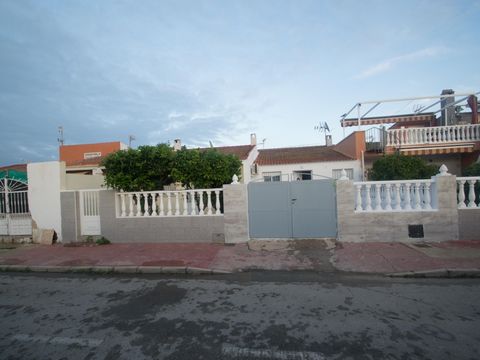 JUST REDUCED ! Sunny South Facing Quality Renovated 2 Bedroom 1 Bathroom English Style Bungalow all on 1 level located in Torreta 111 ,close to The Habaneras shopping centre, Torrevieja. Private tiled 40 sqm2 sunny terrace, large open plan living wit...