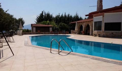Une magnifique villa à Zygos, Kavala avec une grande piscine de 75 m², encadrée par des terrasses pavées et des pergolas de 300 m². Un paradis dans un terrain de 3 750 m² avec 2000 m² d’oliviers (69 arbres) et un jardin fruitier et une maison de jard...