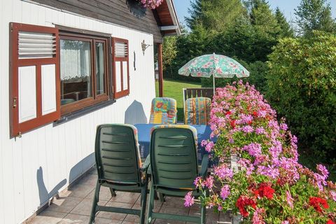 Familles et amis peuvent se détendre dans cette petite maison de vacances confortable à Altenfeld en Thuringe. Dans un endroit magnifique, avec une terrasse et une vue sur les magnifiques environs et avec un grand jardin, l'appartement offre une pure...