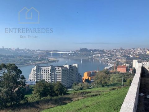 Excellent luxury building consisting of 12 apartments (T2 / T3) spread over 4 floors with large balconies and stunning scenery over the Douro River. The top floor apartments also have a private terrace (roof top) with a privileged 360º view. Combinin...