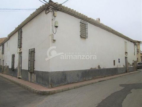 Een groot huis met twee verdiepingen te koop in het hart van het dorp Llano de Los Olleres hier in de provincie Almeria.Het pand heeft op de begane grond, receptie, twee lounges, drie slaapkamers, een badkamer, keuken met voorraadkastruimte en een kl...