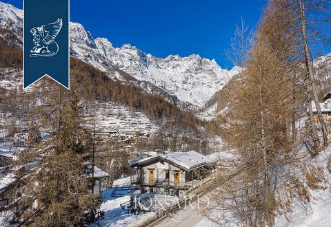 This exclusive chalet with B&B service is for sale in the Aosta Valley and is just a few meters from enchanting hiking trails and the ski resorts. This villa is surrounded by a 2,000 sqm garden, measures 350 sqm and has four floors. There are four sp...
