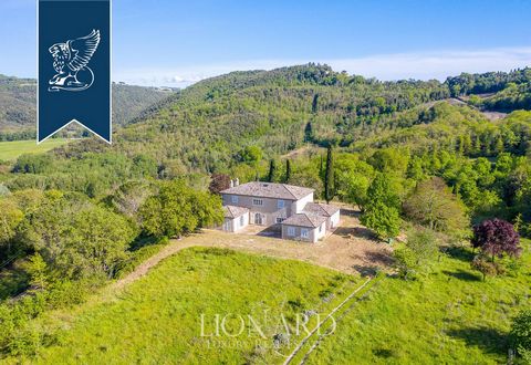 Dans le cadre splendide des collines ombriennes de la province de Terni, cette ravissante villa en vente offre un panorama à couper le souffle sur tout le paysage environnant. Entourée d'un grand terrain s'étendant sur 30 hectares, la résid...