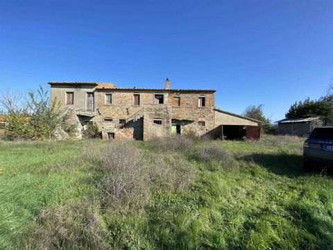 CORTONA (AR), MANZANO : Immersed in the rolling hills below Cortona, in a dominant position a short distance from the Golf Club, farmhouse in classic Tuscan style in stone and terracotta of approx. 350 sqm on two levels. The property, completely to b...