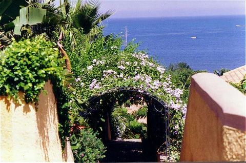 Questo bellissimo appartamento fa parte di un piccolo complesso turistico nella zona sud-est dell'isola di Sicilia. Il complesso color pastello è situato direttamente sul Mar Ionio ed è stato costruito in tipico stile siciliano. È possibile accedere ...