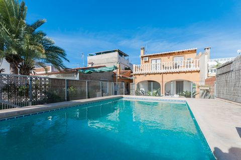 Welcome to this wonderful house in Oliva with capacity up to 8 people. In Oliva you can practice water sports such as sky-surfing or just go swimm and bask in the sun in its quiet sandy beaches. You can also visit the traditional Thursday´s market, i...