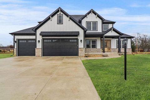 Prime location with no backyard neighbors and easy access to neighborhood walking paths, this custom-built two-story features over 3,000 square feet and comes loaded with modern, luxury finishes. Immediate curb appeal with on trend, stone exterior an...