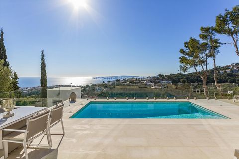 Sophisticated 4 bedroom villa in the exclusive area of Costa d´en Blanes This fabulous villa, which was completely renovated three years ago, is offered for sale in the highly desirable residential area of Costa d´en Blanes. It occupies an elevated p...