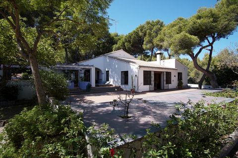 Welcome to this wonderful property in Denia, an ideal place for 8 people to find their second home. The exterior of the property is ideal to enjoy the Mediterranean climate. Surrounded by plenty of fruit trees, the garden features a large private chl...