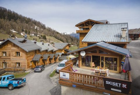 Make you enjoy the festivities and the animation of L'Alpe d'Huez while bringing you a certain comfort and a warm welcome, here is the credo of this hotel-club particularly well located. Nothing better than a wellness area or a few minutes of relaxat...