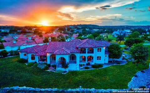 A masterpiece by design-Poised gracefully at the 18th hole of Comanche Trace's championship course, captivating Tuscan architecture resonates throughout every inch of this home. A solid mahogany door welcomes you to an expansive 6,496 sf interior. Go...