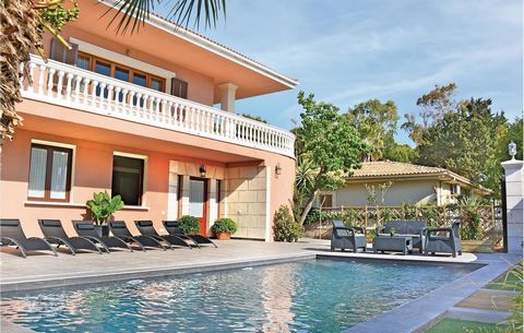 Villa à Playa de Muro à 100m de la plage, la maison se compose de deux étages avec deux maisons indépendantes avec un total de 587m2 construites sur un terrain de 696m2, au total il y a 6 chambres et 5 salles de bains avec deux cuisines, de grandes t...
