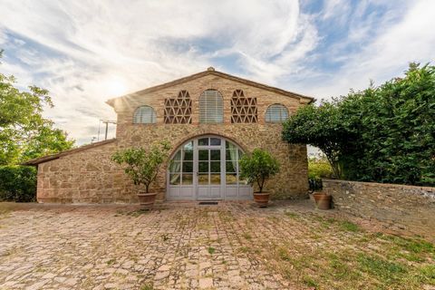 We are pleased to introduce this beautiful property located within the small and welcoming village of Pastine, in the immediate vicinity of the municipality of Barberino Val d'Elsa. It is a farmhouse finely renovated by the current owners divided int...