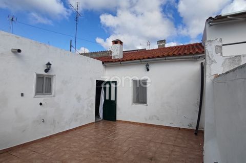 Identificação do imóvel: ZMPT560780 Charming 2-bedroom house with backyard and terrace in Degolados ️ Located in a picturesque Alentejo village belonging to Campo Maior, this charming house in Degolados offers the perfect setting for those seeking tr...