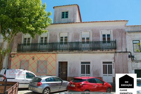 Emblematic centenary building, located in Sitio da Nazare, near the Miradouro do Sitio An opportunity to purchase two apartments plus a spacious commercial area, and huge attic, the attic could be utilised as a recreational area of more habitation. T...