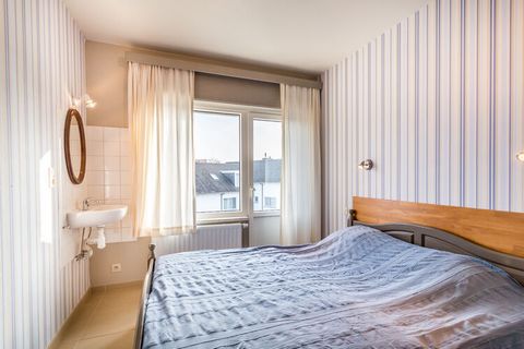 Renovierte geräumige und sonnige 2-Zimmer-Wohnung im 1. Stock (ohne Aufzug). Die schöne Wohnung strahlt Ruhe und Frieden aus und befindet sich im Zentrum von Koksijde, direkt hinter unserem Büro, in der Nähe aller Geschäfte und Restaurants. Der Stran...