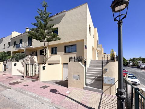 Presenting an extraordinary opportunity to own a stunningly refurbished townhouse in the heart of Estepona's vibrant town center. This immaculate residence is a testament to exquisite modern living, where no detail has been spared in its recent compr...