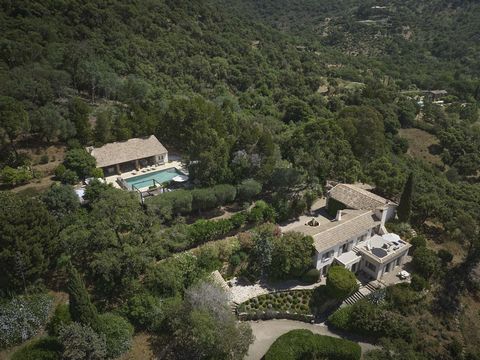 Unique property renovated with taste in a green park of 5 hectares on the heights of Gigaro, close to La Croix Valmer village. The property includes the main house of 230m2 living space, an annex house of 100m2, a pool house of 70m2 and a beautiful b...