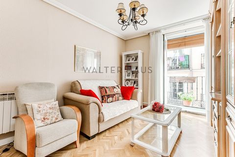 Walter Haus offers this property for sale to renovate, in the heart of Madrid, a few steps from the La Latina Metro station, located on a 2nd exterior floor with three balconies facing the street and facing south. The house has 138 cadastral m², dist...
