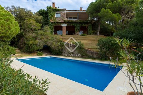 This house was built in 1993 and sits on a 2,100 m² plot where it blends in with the surrounding nature, is walking distance to the town, has lots of natural light and is the definition of the Mediterranean lifestyle. On entering, we find a very larg...