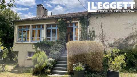 A23586SCN16 - This lovely house, which offers lovely views over the countryside, is located in a hamlet near Villebois-Lavalette where you will find a supermarket, bakery, bars and restaurants. Angoulême railway station is around 30 minutes away. You...