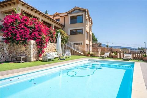 Detached villa on a plot of approximately 1,637m2 with views of the sea and Palma. This villa has an area of approximately 625m2 and consists of a spacious living room with wonderful views and an open kitchen furnished and equipped, utility room, 8 d...