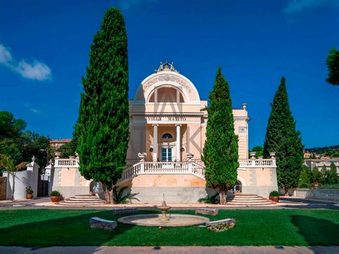 Unique neoclassical style villa located in the heart of Tiana, built in 1850 and renovated in 2014. Its construction provides the feeling of having an elevated position that offers great views, to the old town, the church and the sea in the backgroun...
