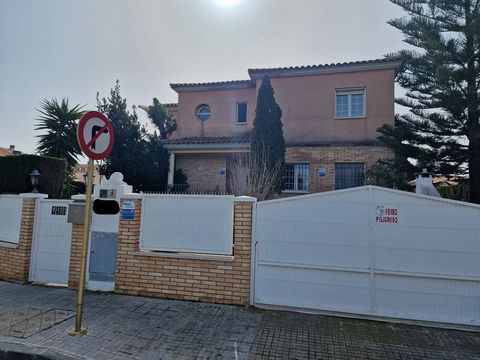 Furnished detached house in the area of Vilafortuny in Cambrils. The 160m2 house is distributed between four bedrooms, three of them double and two with access to the terrace, three bathrooms, separate equipped kitchen with pantry, large living-dinin...