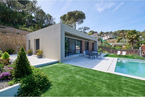 Beautiful and modern house with private pool, located in a very quiet residential area, at 9km from the beach of Lloret de Mar. The perfect place to relax, take a sunbathe and enjoy the disconnection you deserve. The house is distributed on a unique ...
