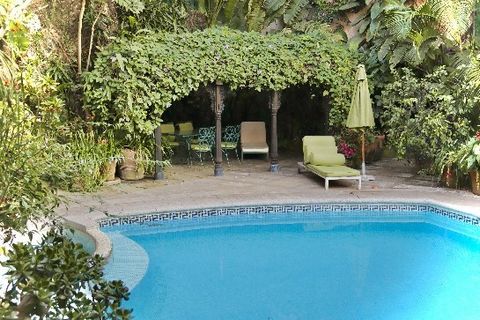 An oasis in the best location, with access to the disabled and seniors, close to schools, amenities, downtown, restaurants and entertainment. With a very special Cuernavaca style, spacious and bright spaces, 4 bedrooms with bathroom, the main one on ...
