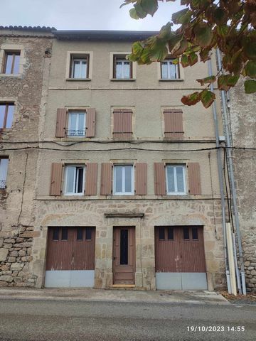 Building composed of 3 apartments, currently rented, located in Pradelles (village classified as 'Most Beautiful Villages of France) 7km from Langogne (Lozère) and 36 km from Puy En Velay. This building presents in addition to the 3 apartments 2 gara...