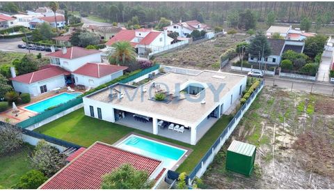 Wonderful single storey 6 bedroom villa located in the Belverde area, on an excellent plot of 1050m2 with swimming pool, huge outdoor garden and a very bright interior garden. The living room and kitchen are connected by a spacious open space that gi...