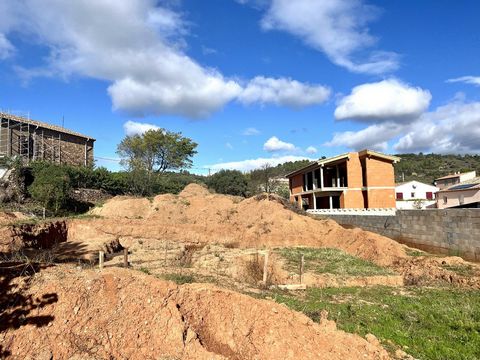 Hérault (34) , à vendre sur la commune de Cébazan, un terrains constructible totalement viabilisé avec fibre optique, tout à l'égout, eau, éléctricité et borné d'une superficie de près de 850 m2 , belle exposition . Hors zone inondable. Tout est conf...