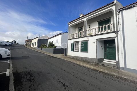 Identificação do imóvel : ZMPT562143 Villa de 3 chambres, située dans la paroisse de Relva, dans la municipalité de Ponta Delgada, d’une superficie de 187,9 m2, construite sur un terrain de 291 m2. Cette villa dispose d’un balcon avec une vue privilé...