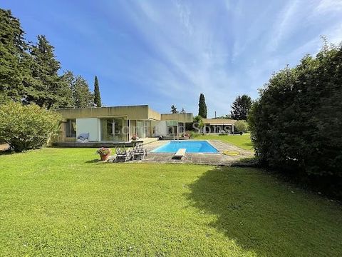 Beautiful contemporary villa of about 260m2, on a wooded ground of nearly one hectare with swimming pool of 10x5m. It was designed and built by the architect Armand Pellier, lover of the Gard stone. As soon as the front door is crossed, you arrive in...