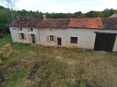 Beautiful old Charentaise house with numerous outbuildings and with a very large plot of land of more than one hectare. Some work is to be expected such as window frames and finishing of some rooms, teh roof also needs attention. The property has eno...