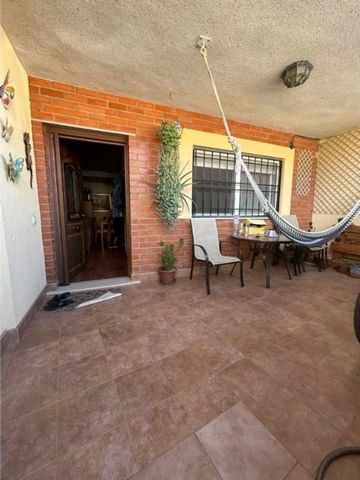 Spectacular triplex in a very good area in Torre Pacheco, completely renovated, with superior qualities, tilt-and-turn windows, mosquito nets, white doors and wooden floors, sold semi-furnished. It consists of a large living room, kitchen with oak fu...