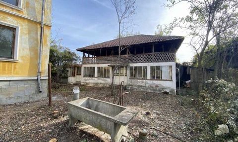 SUPER PROPERTY Agency: ... We present for sale two rural houses in one yard, located 100 meters from the Danube in the village of Vrav. The houses were built in 1950 from brick facing east. The living area of the main house is 90 sq.m and consists of...