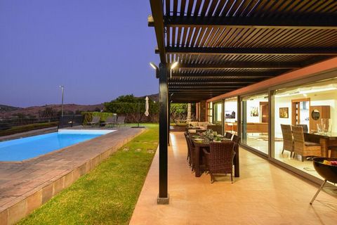 Here you do not have to do without anything and you also have a beautiful view of the mountains and the golf course. The modern and comfortable villa offers plenty of space both inside and outside. Each bedroom has air conditioning and its own bathro...