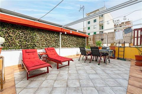 Paume. Penthouse dans le centre de Palma avec terrasse solarium d’environ 95m2 dans la région de 31 de Diciembre. Ce penthouse a une superficie d’environ 125m2 et se compose d’un salon avec une cuisine ouverte meublée et équipée, buanderie, 3 chambre...