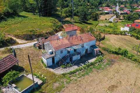 Stone house for restoration inserted in a plot of land with 2,093m2. With excellent accessibility and views over the Douro River, it benefits from spring water. Along with the urban item, a rustic, forestry item with more than 3,000m2 will be sold. T...