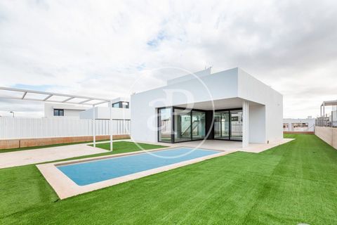 VILLA FOR RENT WITH POOL AND GARDEN IN TORRE EN CONILL. aProperties presents this magnificent villa next to the Escorpion Golf Club in Torre En Conill (Bétera), recently built and ready to move in. It has swimming pool, garden, and paellero in its ex...